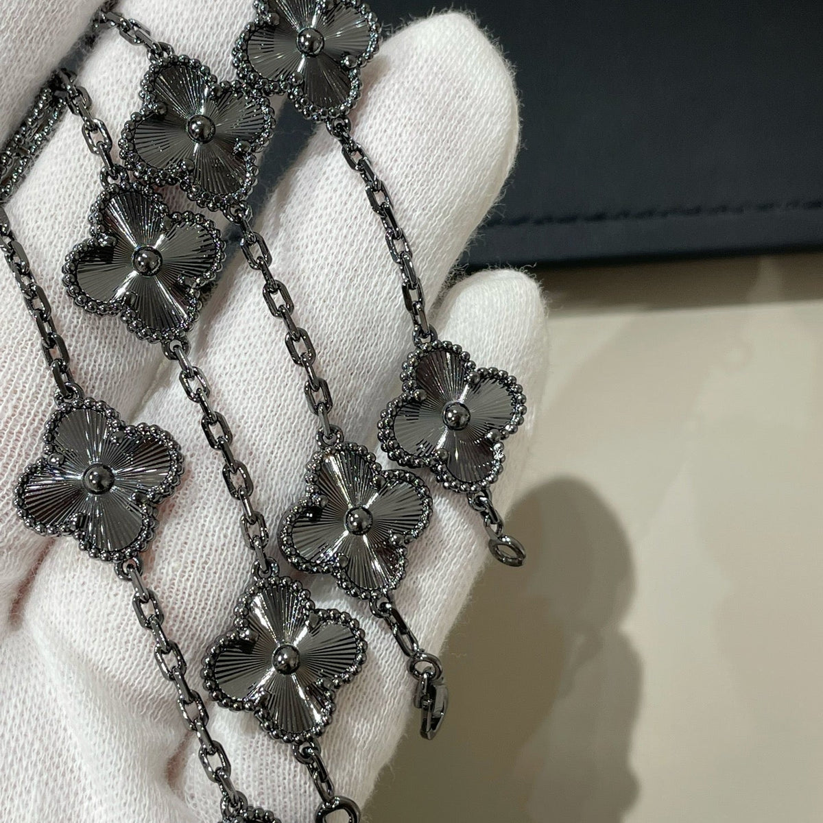 [Triumph Jewelry]CLOVER 5 MOTIF BLACK BRACELET