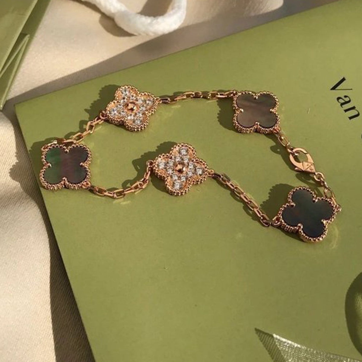 [Triumph Jewelry] CLOVER 5 MOTIF GRAY MOP BRACELET COLLECTION