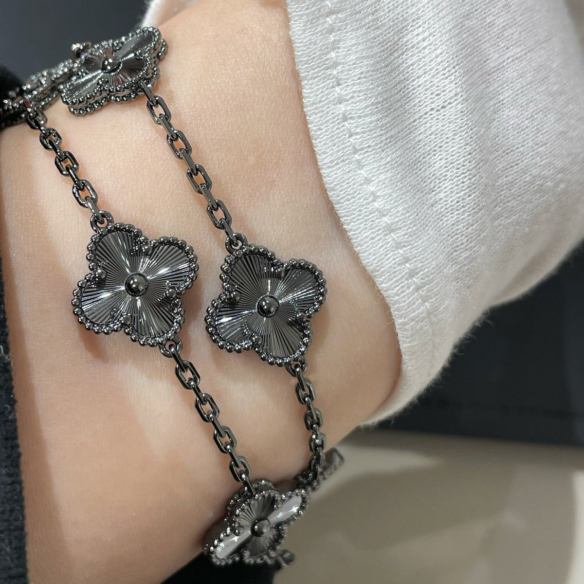 [Triumph Jewelry]CLOVER 5 MOTIF BLACK BRACELET