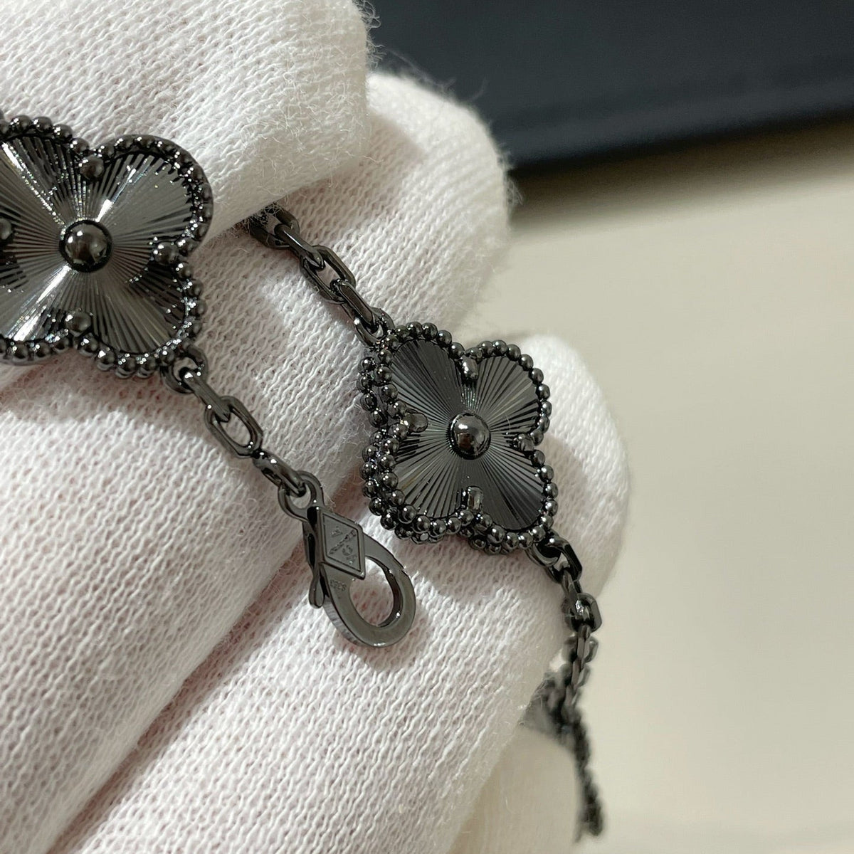 [Triumph Jewelry]CLOVER 5 MOTIF BLACK BRACELET