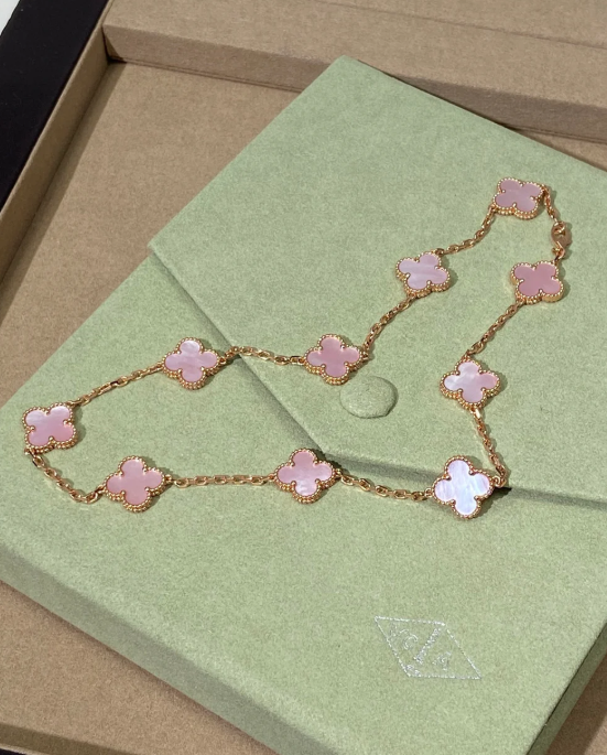 [Triumph Jewelry Jewellery] Pink Necklace with Ten Clover Designs
