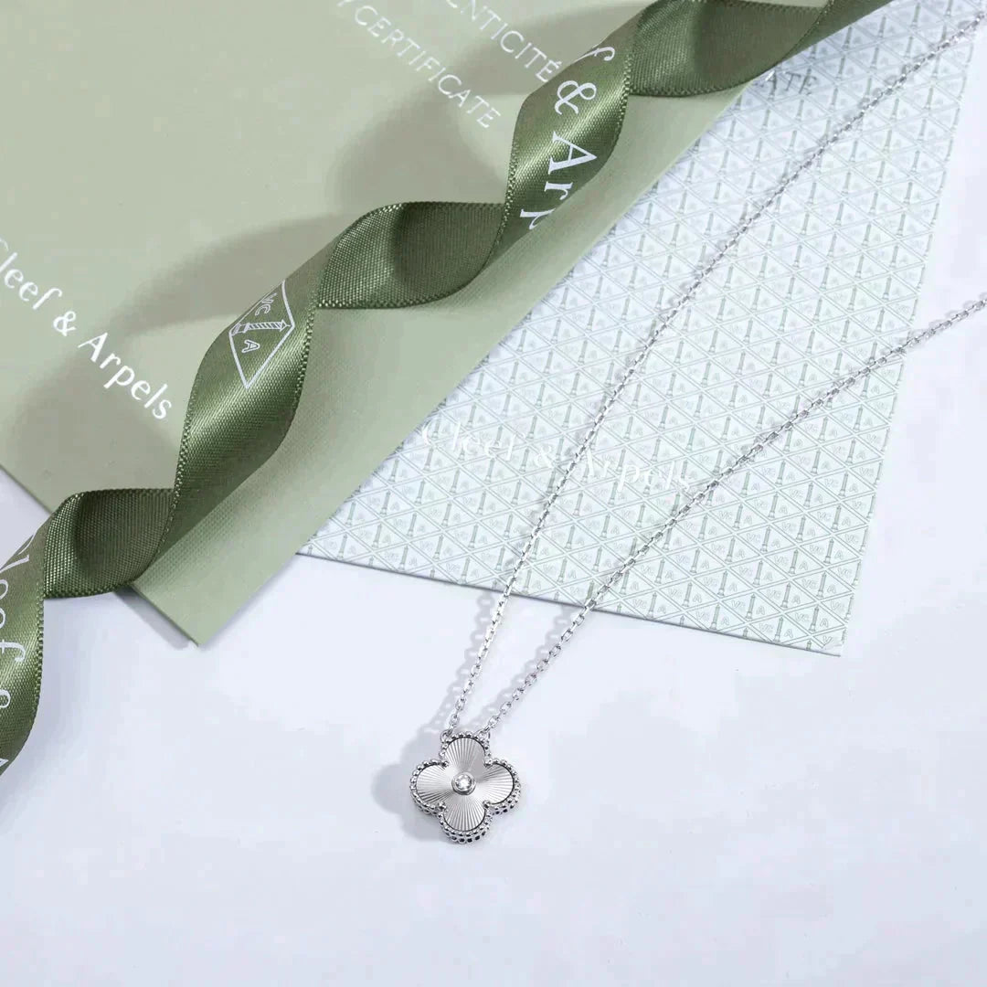 [Triumph Jewelry]CLOVER  15MM DIAMOND LASER NECKLACE SILVER