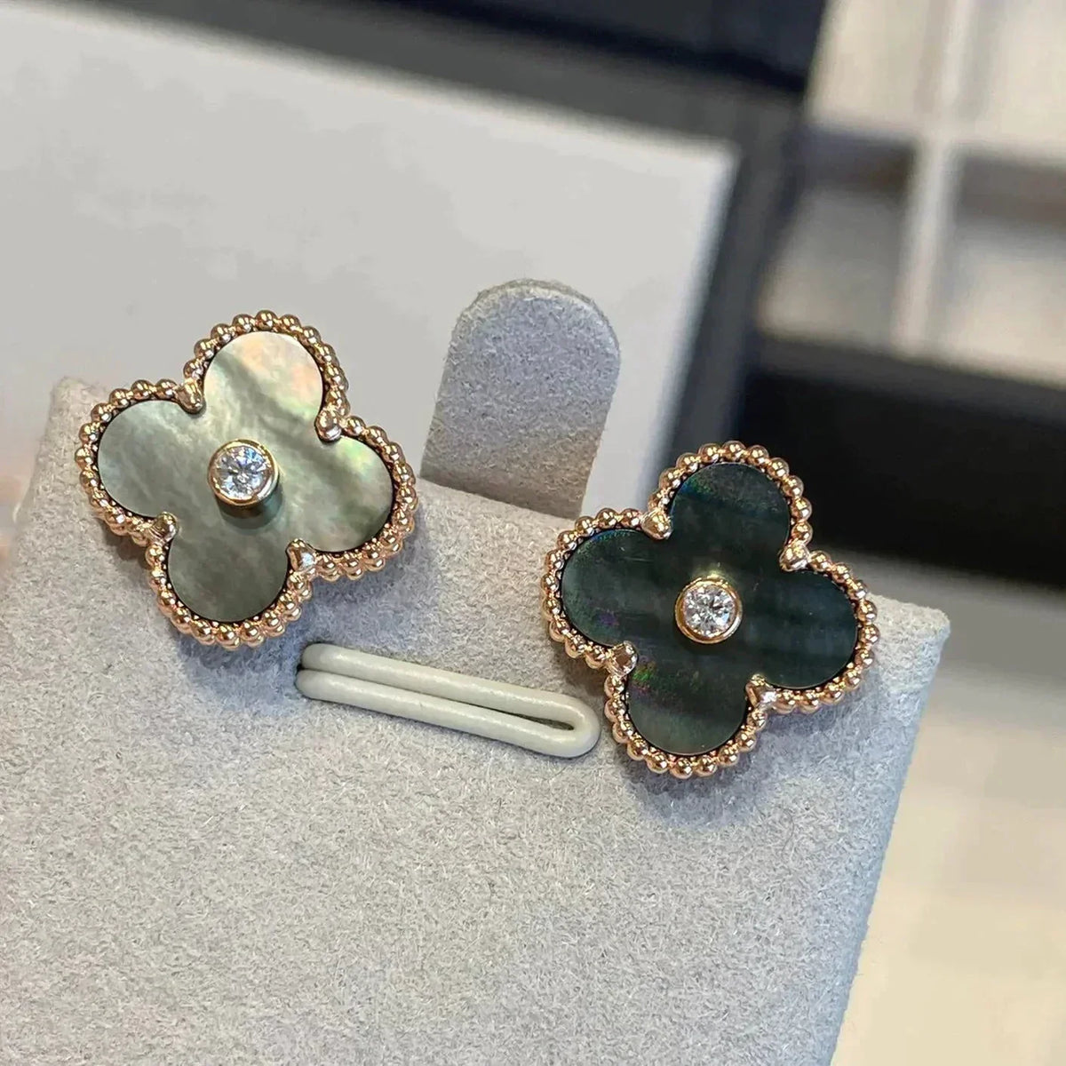 [Triumph Jewelry]CLOVER MEDIUM 1 MOTIFS GRAY MOP  DIAMOND EARRINGS