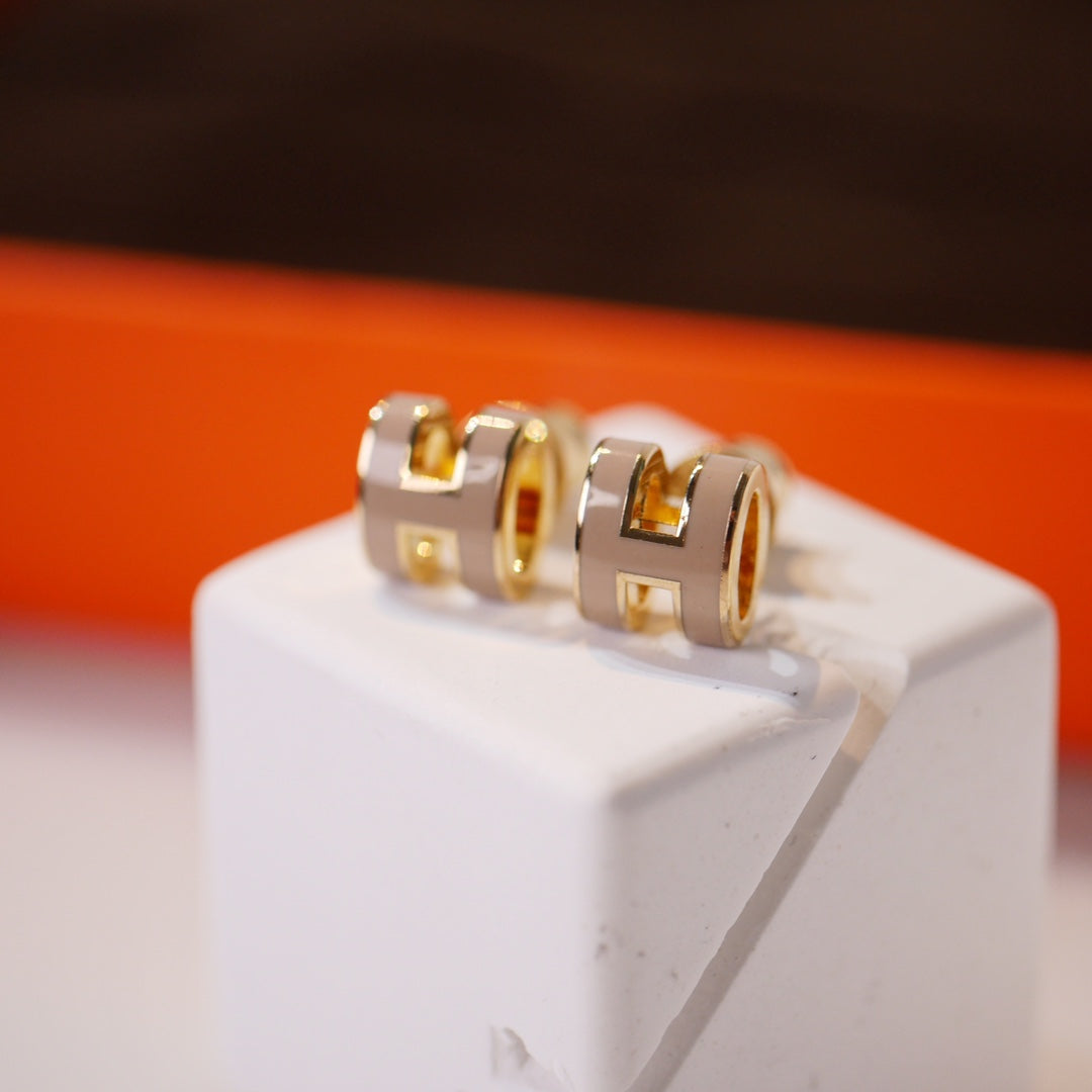 [Triumph Jewelry]MINI POP H GOLD EARRINGS GREY
