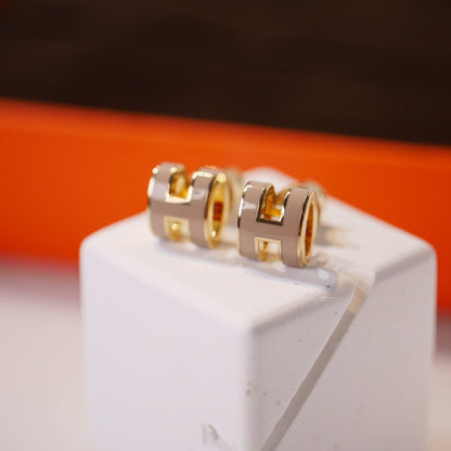 [Triumph Jewelry]MINI POP H GOLD EARRINGS GREY