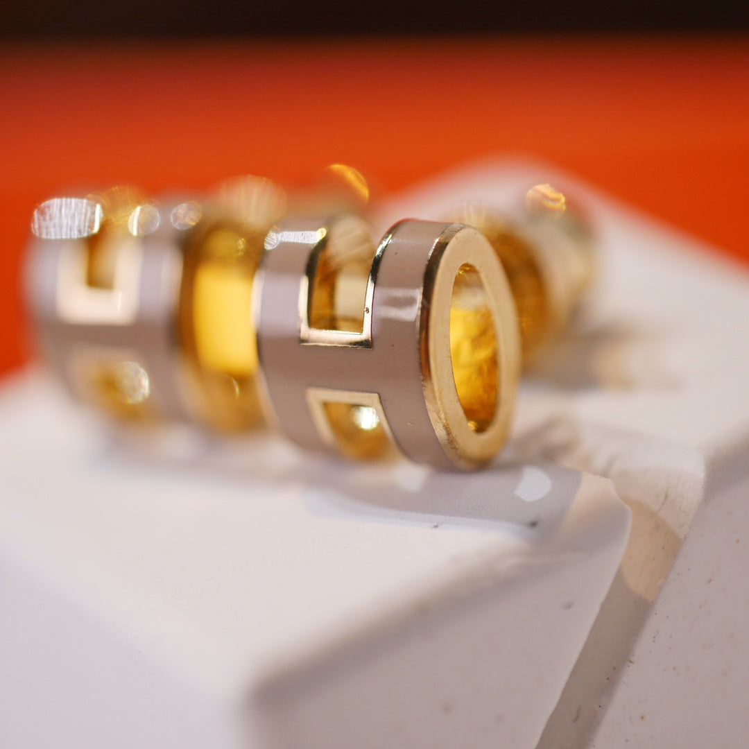 [Triumph Jewelry]MINI POP H GOLD EARRINGS GREY