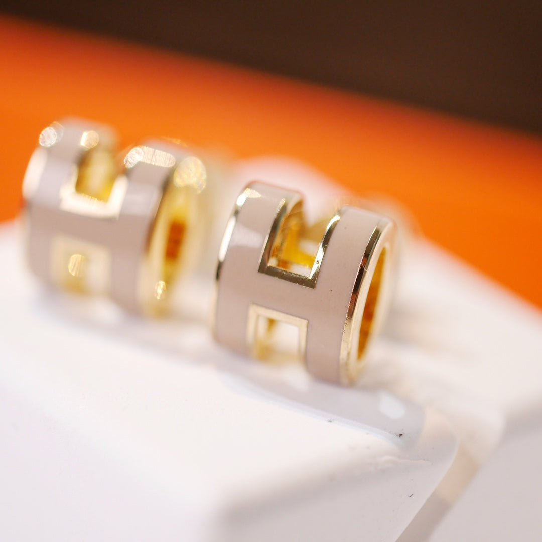 [Triumph Jewelry]MINI POP H GOLD EARRINGS GREY