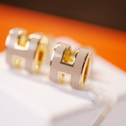 [Triumph Jewelry]MINI POP H GOLD EARRINGS GREY