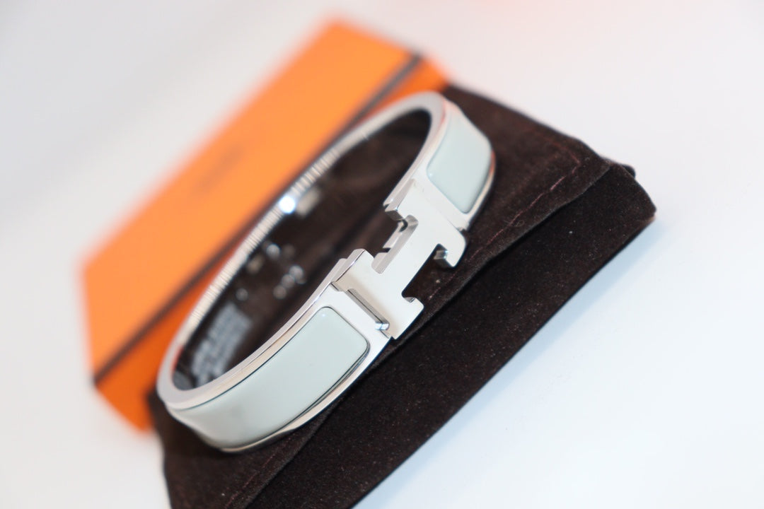 [Triumph Jewelry]H LIGHT BLUE BRACELET