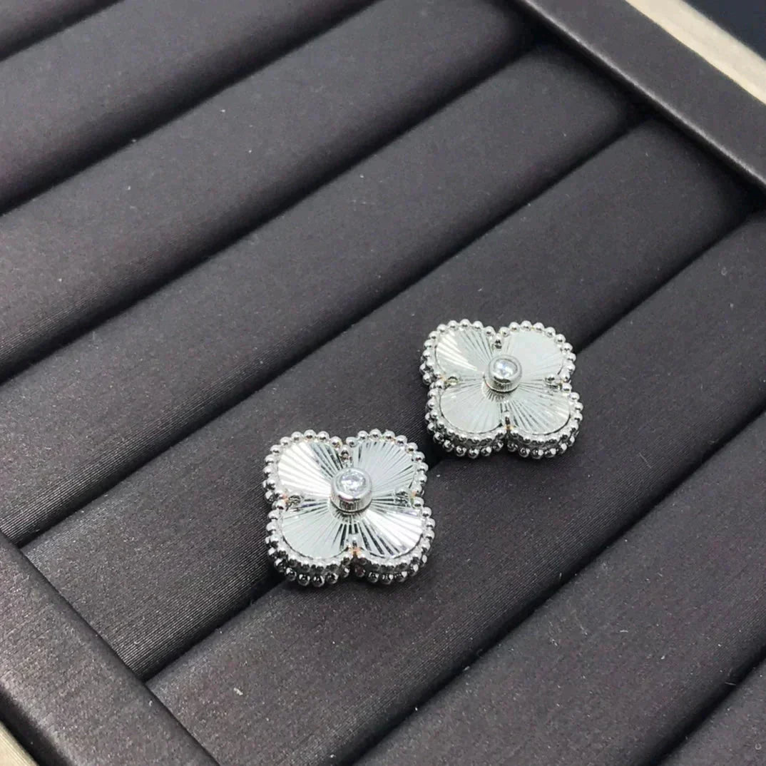 [Triumph Jewelry]CLOVER MINI 9.5MM LASER EARRINGS