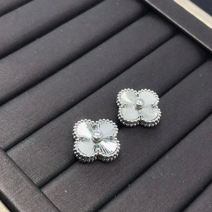 [Triumph Jewelry]CLOVER MINI 9.5MM LASER EARRINGS