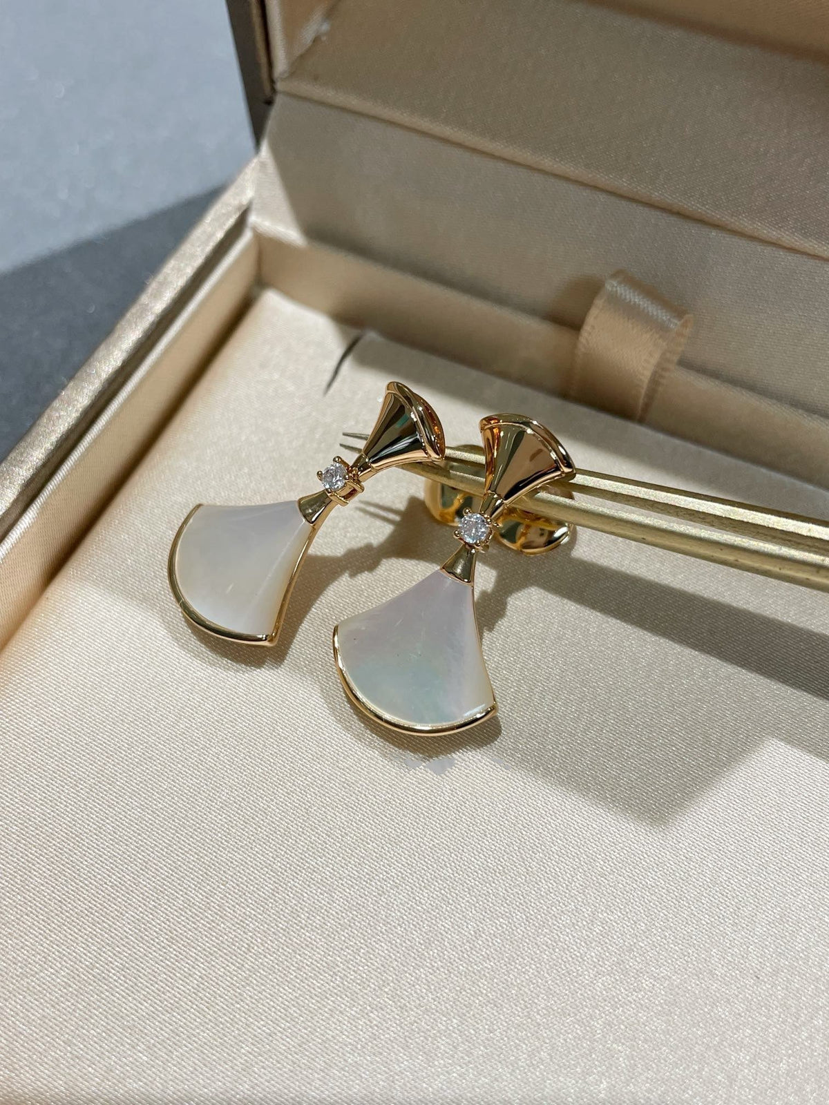 [Triumph Jewelry]DREAM MOP 1 DIAMOND EARRINGS