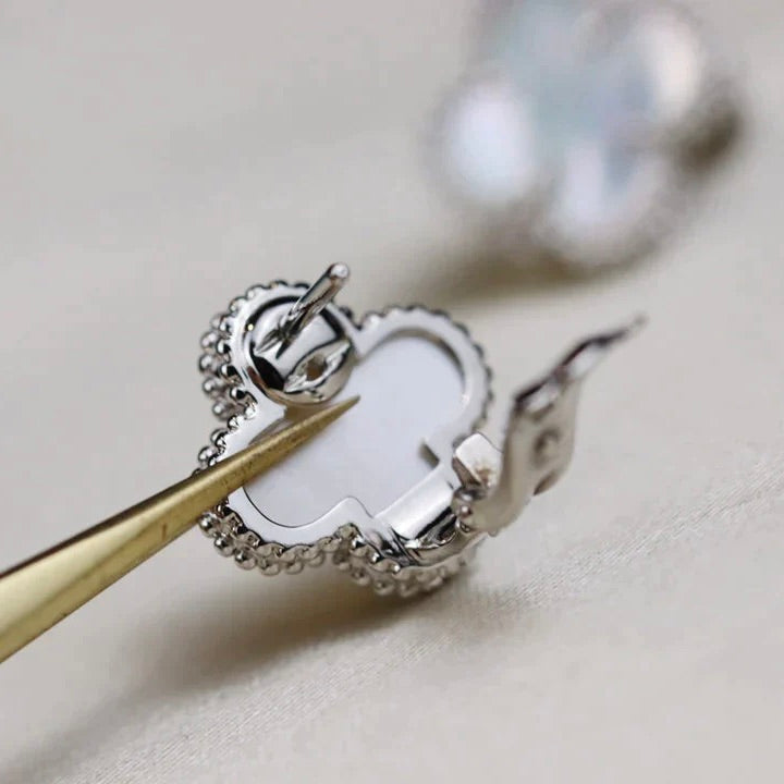 [Triumph Jewelry]CLOVER MEDIUM 1 MOTIFS  WHITE MOP EARRINGS SILVER