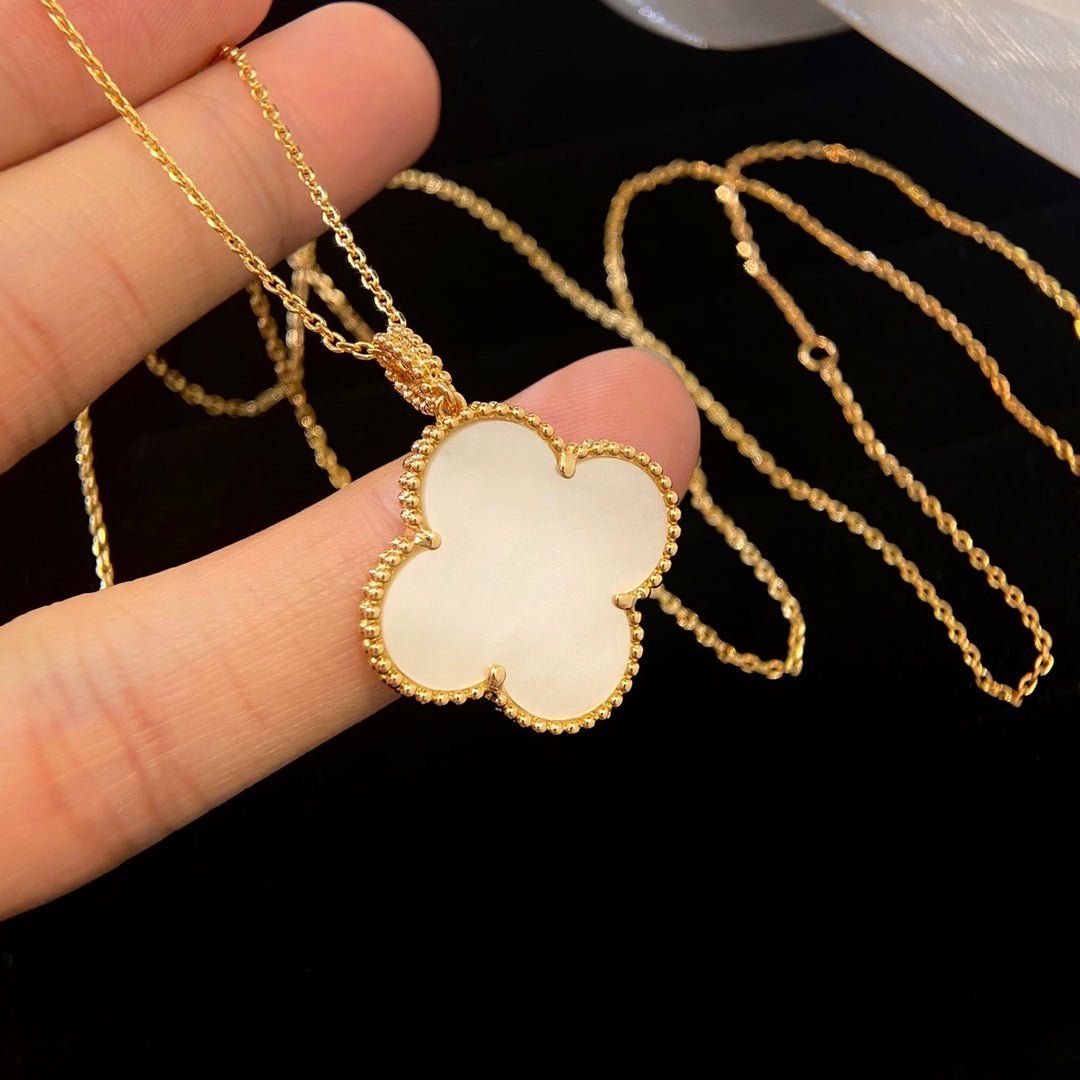 [Triumph Jewelry]CLOVER 25MM MOP LARGE PENDANT NECKLACE