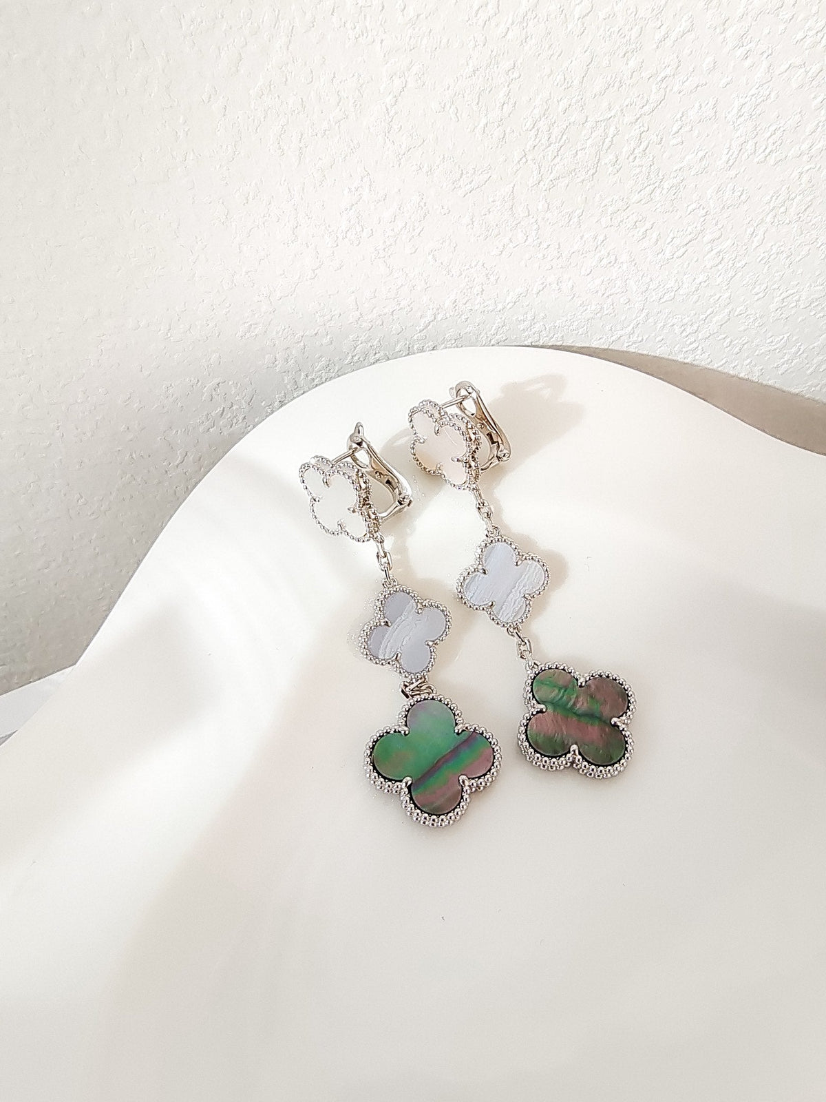 [Triumph Jewelry]CLOVER 3 MOTIFS CHALCEDONY DARK MOP SILVER EARRINGS