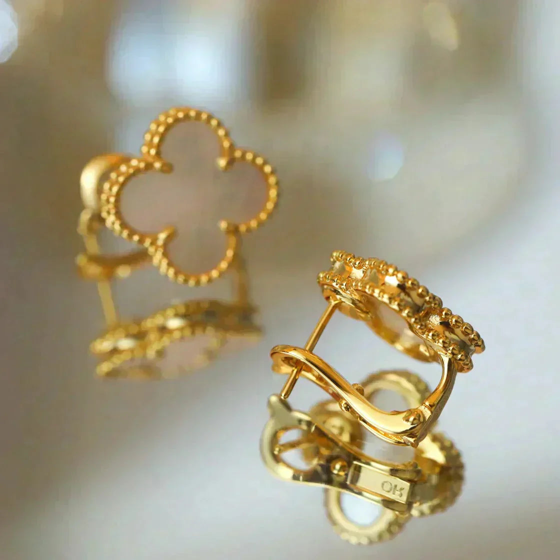 [Triumph Jewelry]CLOVER MEDIUM 1 MOTIFS  WHITE MOP STUD EARRINGS