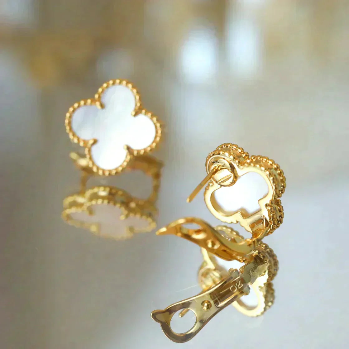 [Triumph Jewelry]CLOVER MEDIUM 1 MOTIFS  WHITE MOP STUD EARRINGS