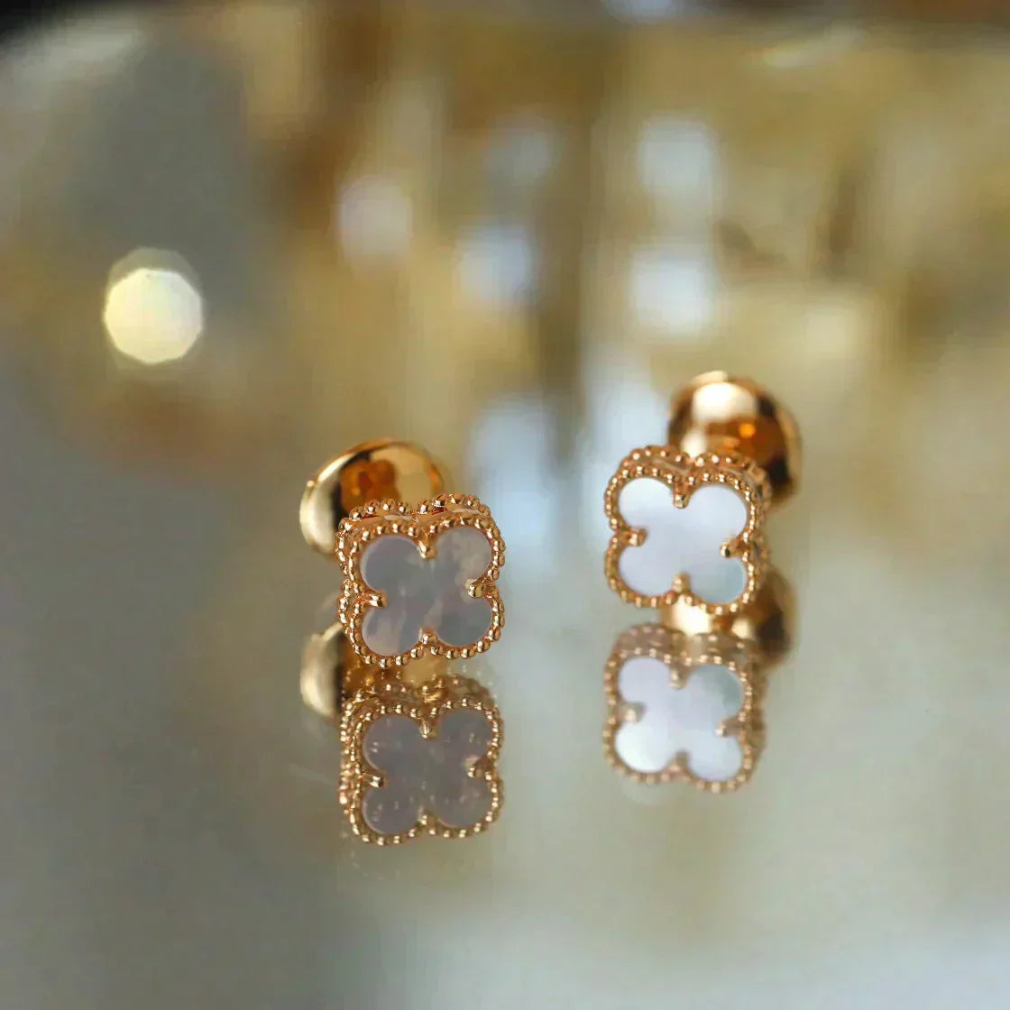 [Triumph Jewelry]CLOVER MINI 9.5MM WHITE MOP EARRINGS