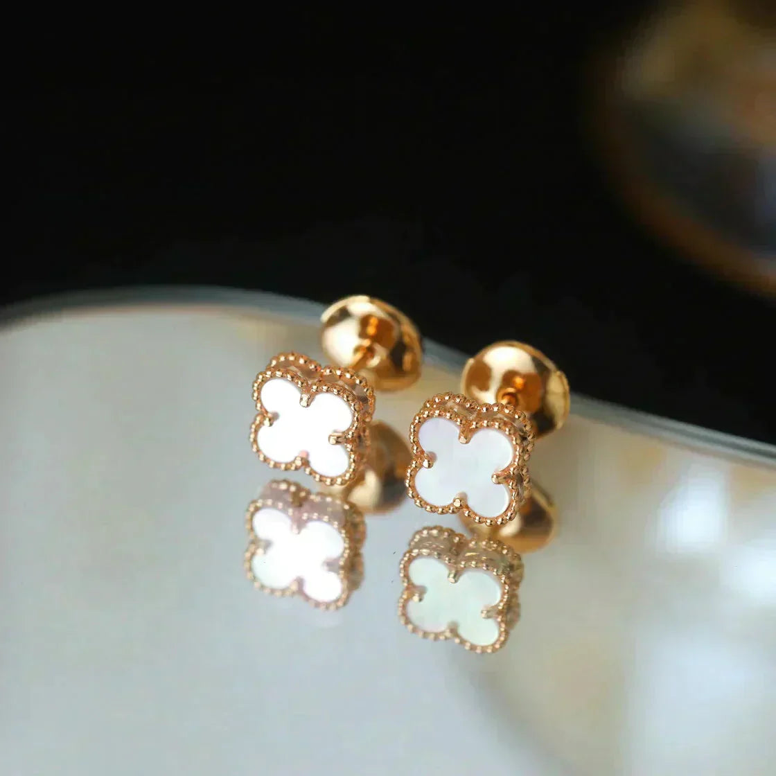 [Triumph Jewelry]CLOVER MINI 9.5MM WHITE MOP EARRINGS
