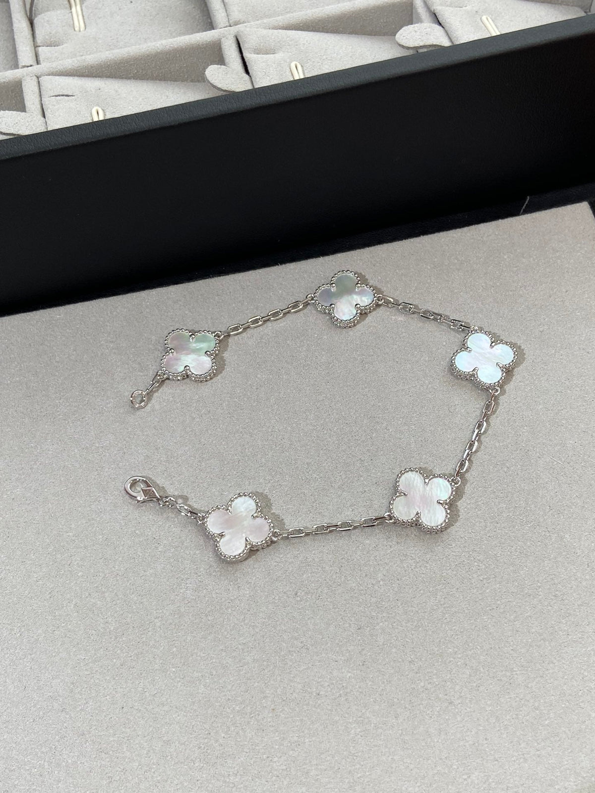 [Triumph Jewelry]CLOVER WHITE PEARL MOP 5 MOTIF BRACELET COLLECTION