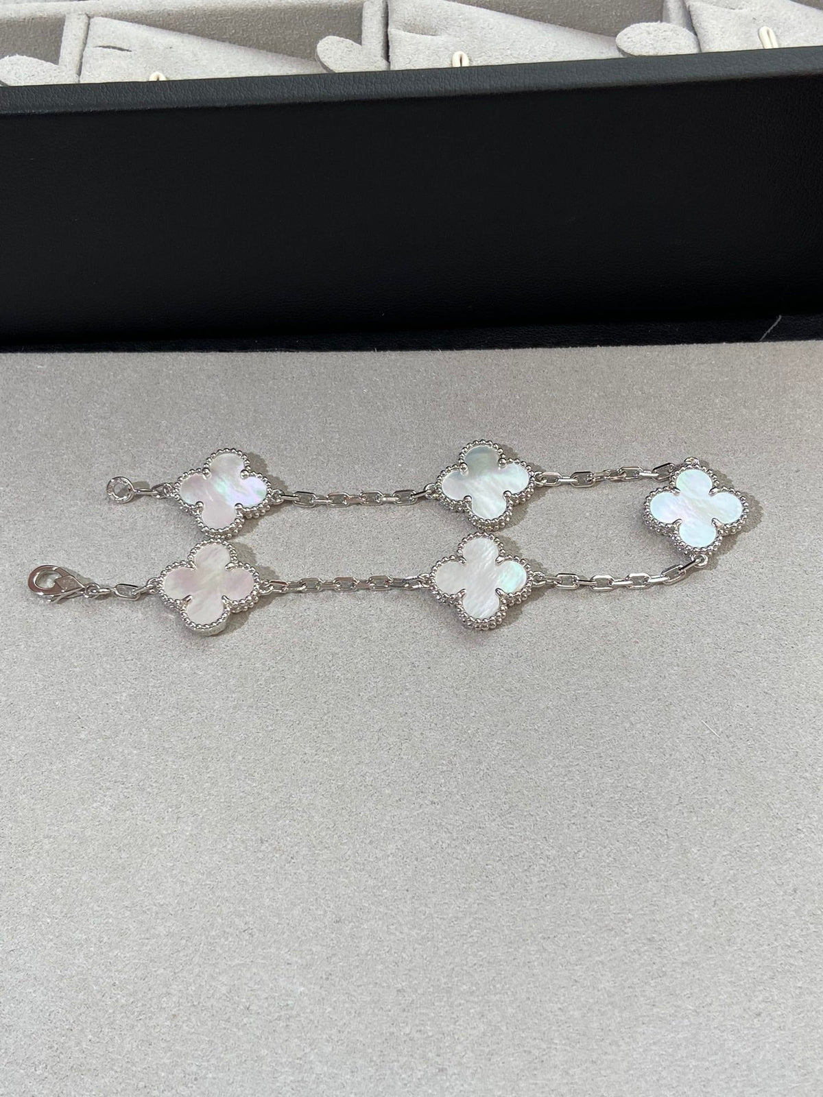 [Triumph Jewelry]CLOVER WHITE PEARL MOP 5 MOTIF BRACELET COLLECTION