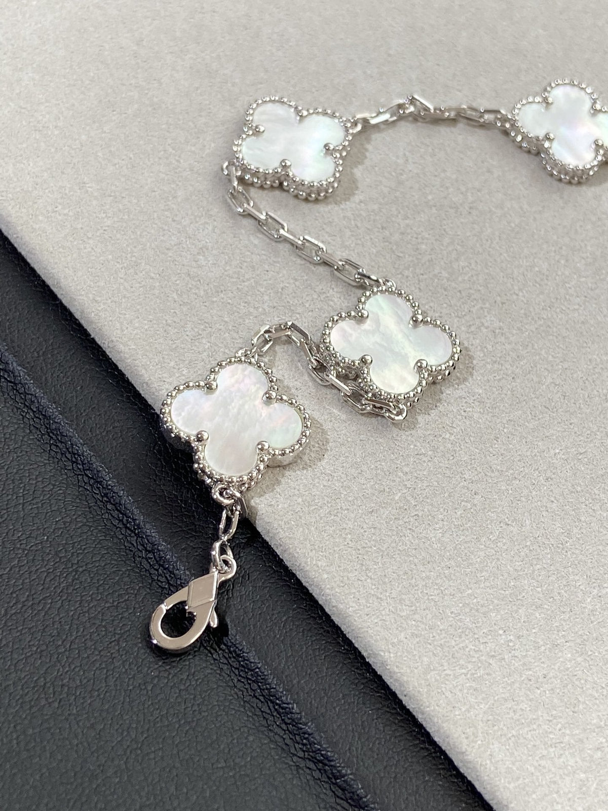 [Triumph Jewelry]CLOVER WHITE PEARL MOP 5 MOTIF BRACELET COLLECTION