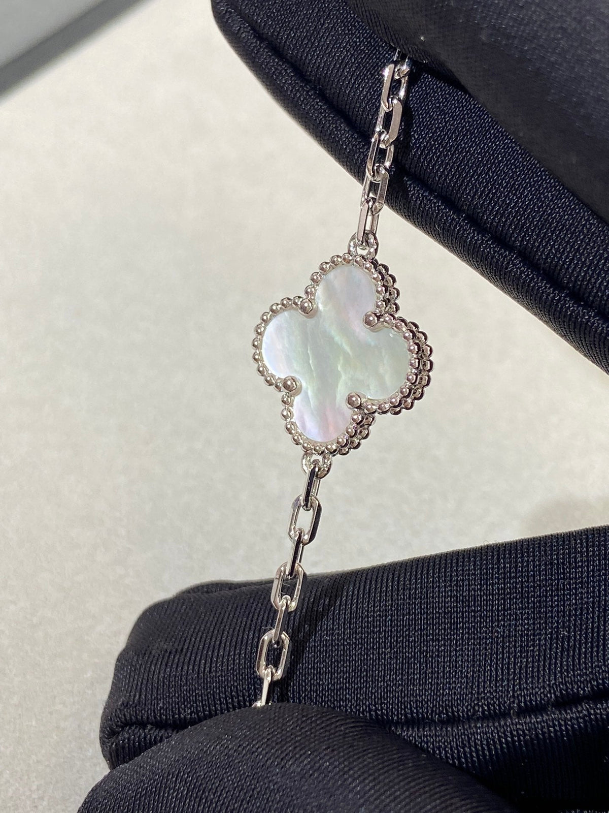 [Triumph Jewelry]CLOVER WHITE PEARL MOP 5 MOTIF BRACELET COLLECTION