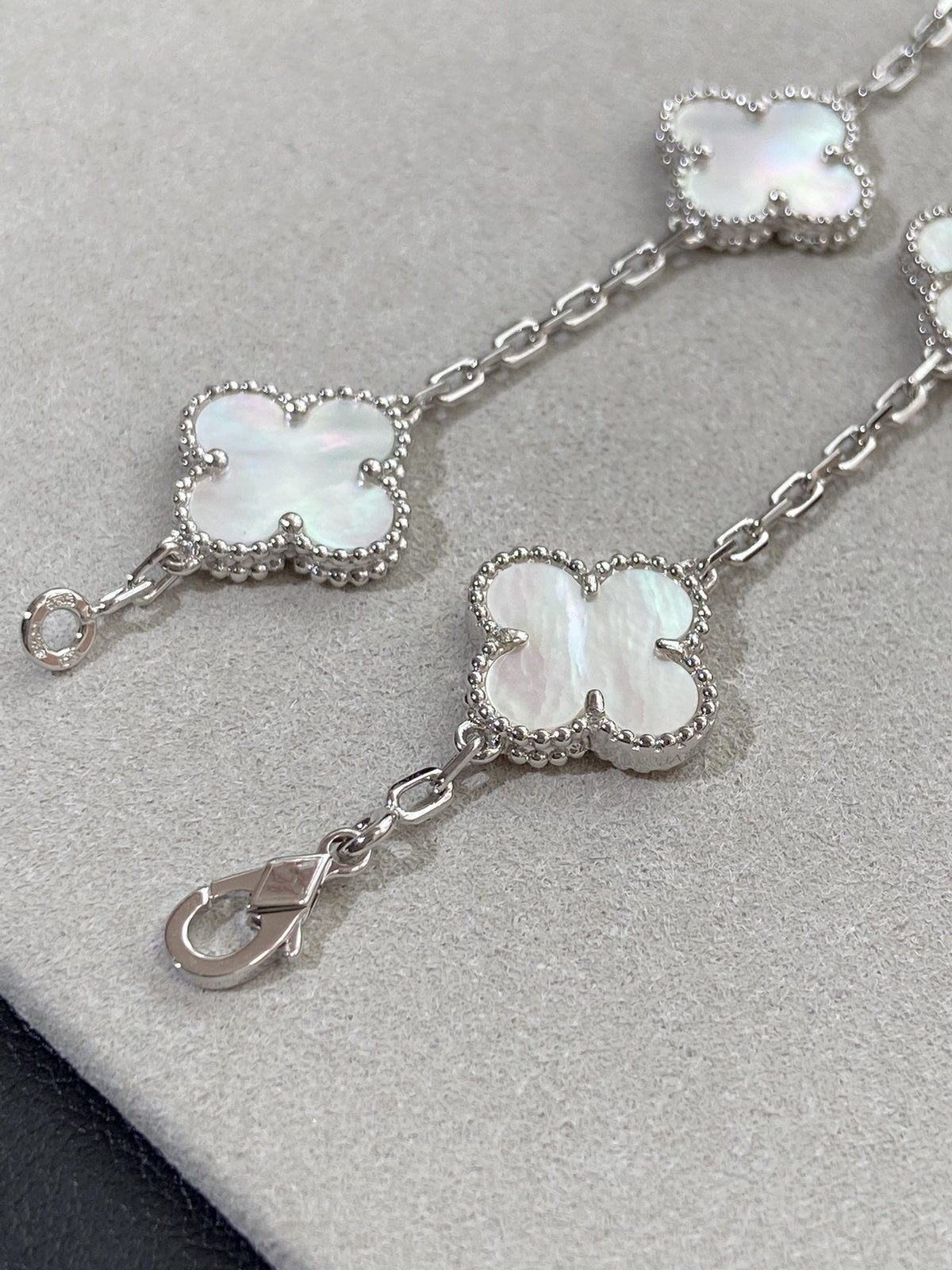 [Triumph Jewelry]CLOVER WHITE PEARL MOP 5 MOTIF BRACELET COLLECTION