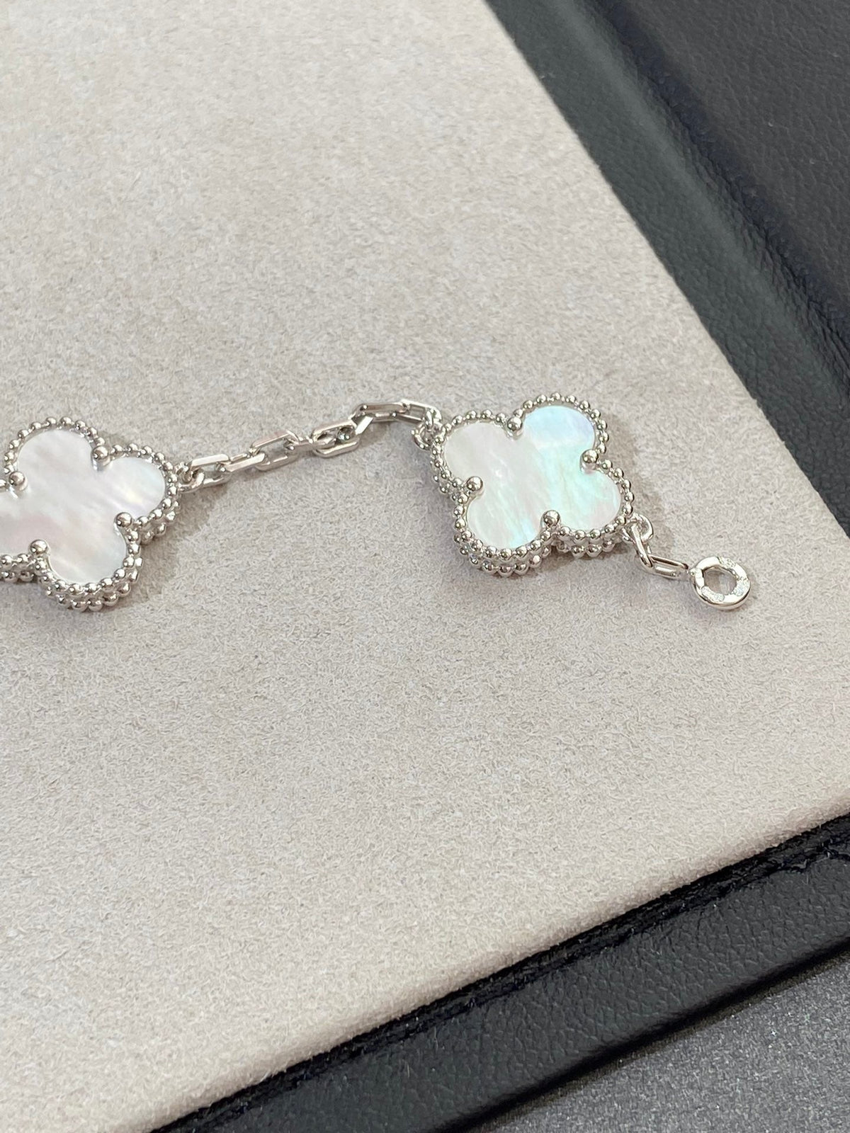[Triumph Jewelry]CLOVER WHITE PEARL MOP 5 MOTIF BRACELET COLLECTION