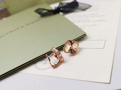 [Triumph Jewelry]CLOVER MEDIUM STUD EARRINGS
