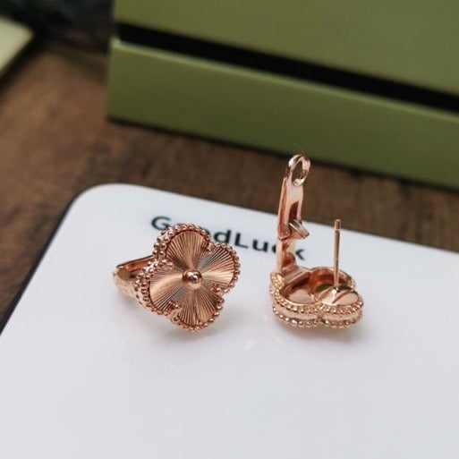 [Triumph Jewelry]CLOVER MEDIUM STUD EARRINGS