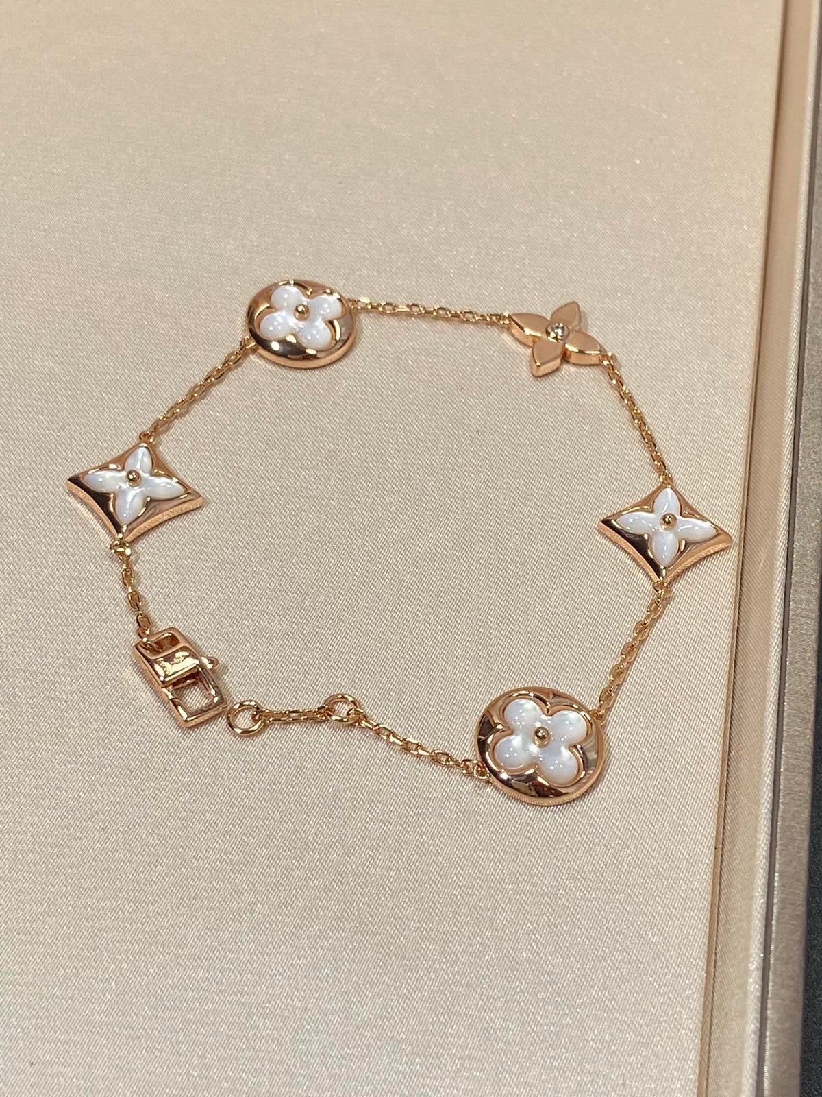 [Triumph Jewelry]STAR AND SUN 5 MOTIF MOP PINK GOLD BRACELET