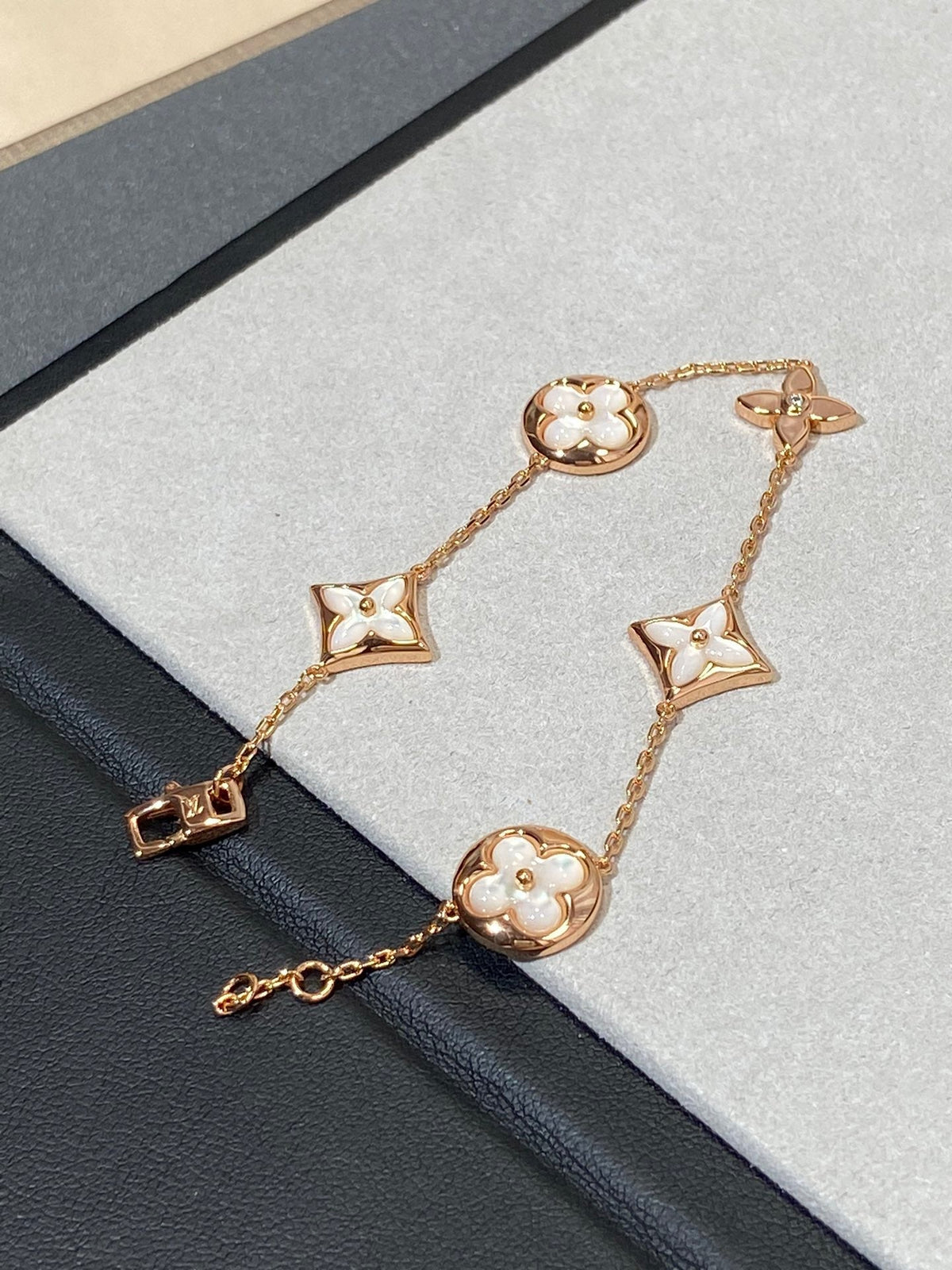 [Triumph Jewelry]STAR AND SUN 5 MOTIF MOP PINK GOLD BRACELET