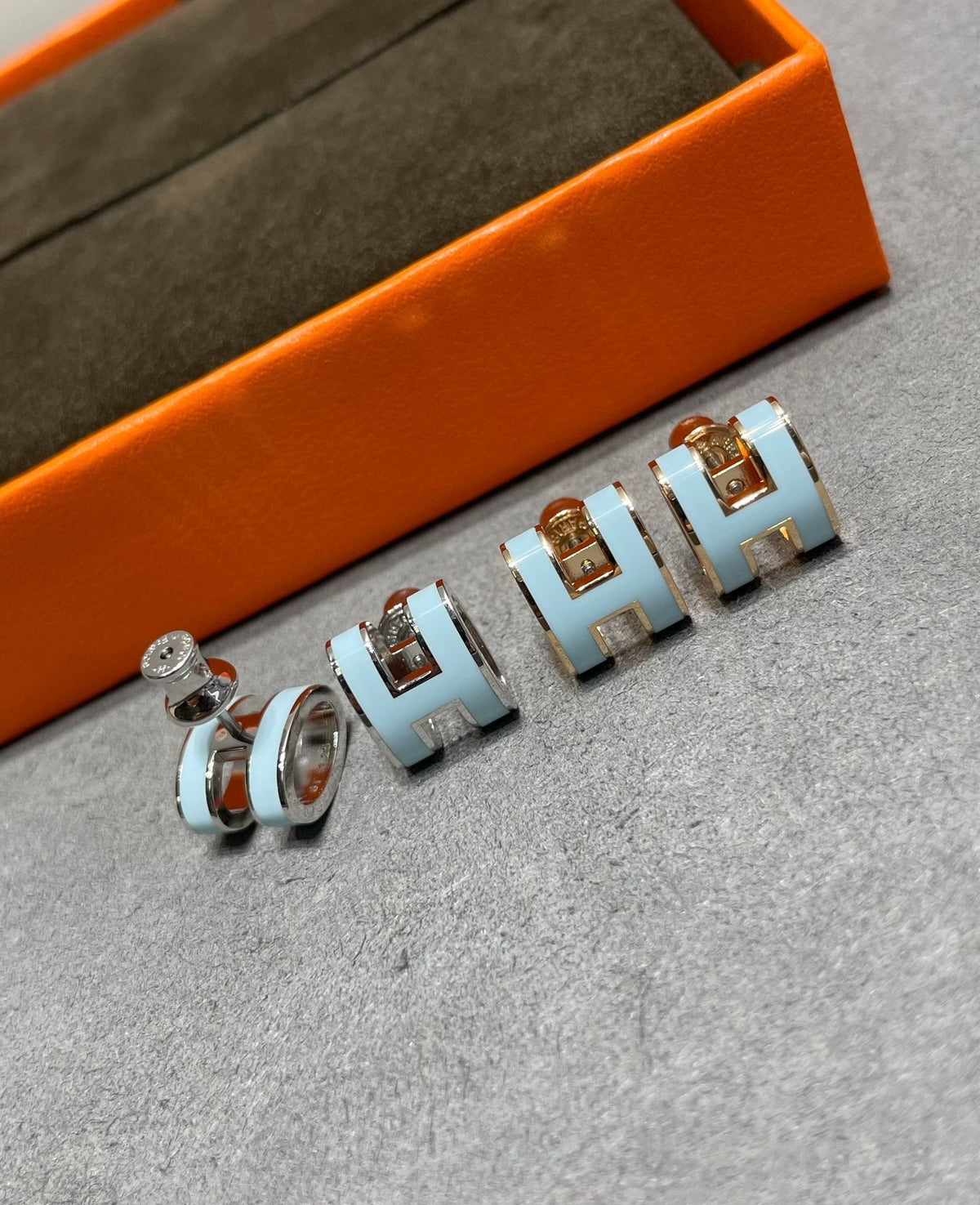 [Triumph Jewelry]POP H SKY BLUE STUD EARRINGS