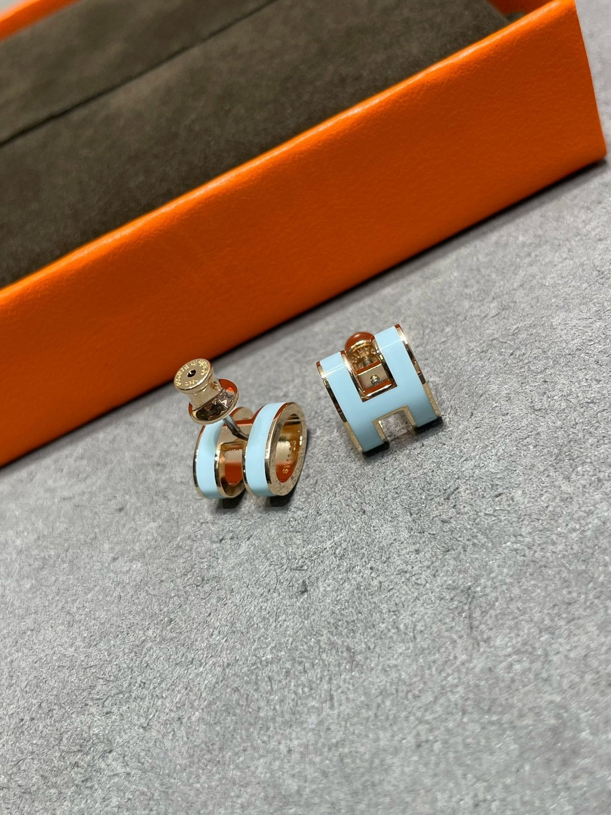 [Triumph Jewelry]POP H SKY BLUE STUD EARRINGS