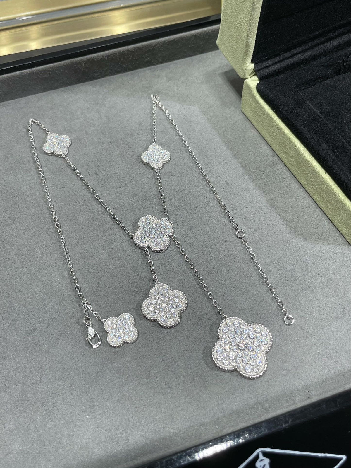 [Triumph Jewelry]CLOVER 6 MOTIF DIAMOND PAVED NECKLACE