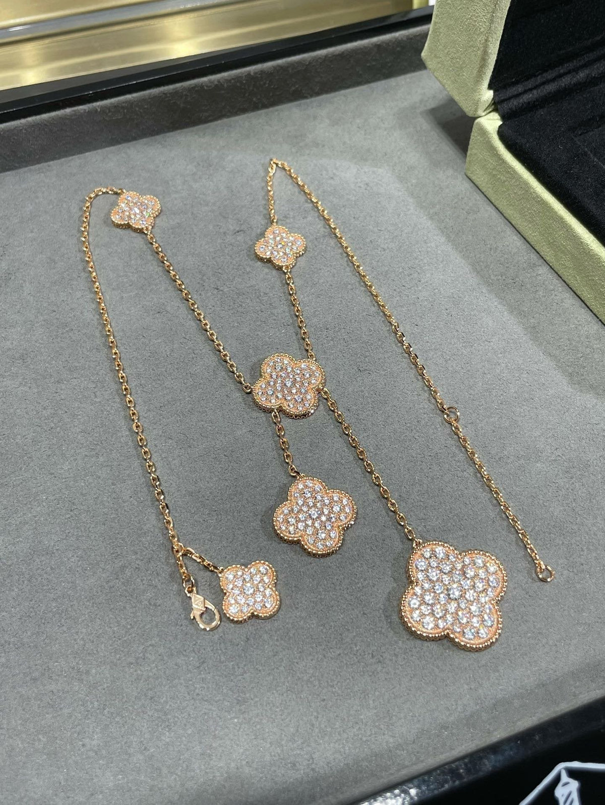 [Triumph Jewelry]CLOVER 6 MOTIF DIAMOND PAVED NECKLACE