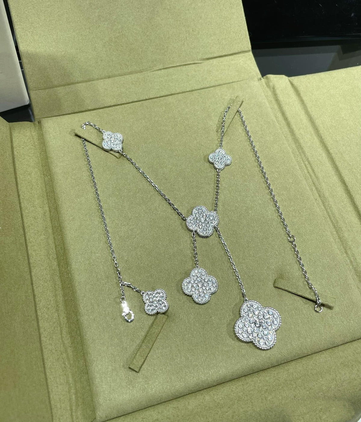[Triumph Jewelry]CLOVER 6 MOTIF DIAMOND PAVED NECKLACE