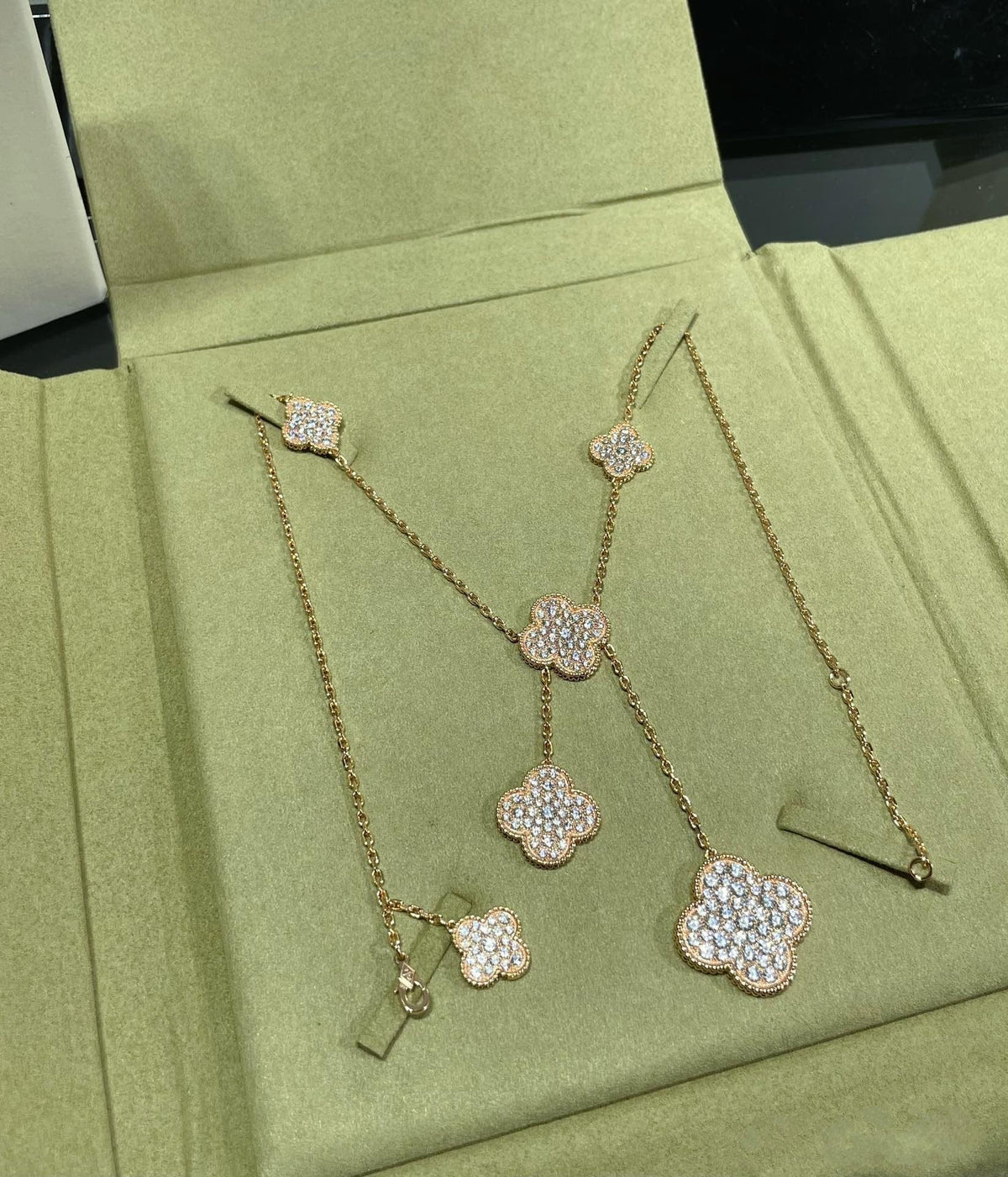 [Triumph Jewelry]CLOVER 6 MOTIF DIAMOND PAVED NECKLACE