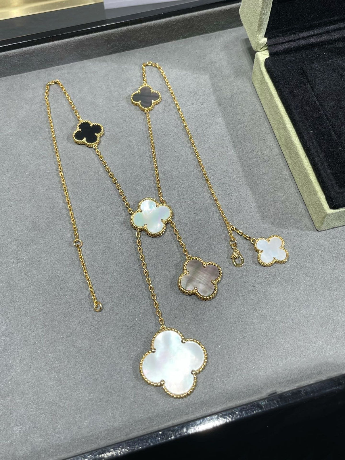 [Triumph Jewelry]CLOVER 6 MOTIF MOP ONYX GOLD NECKLACE
