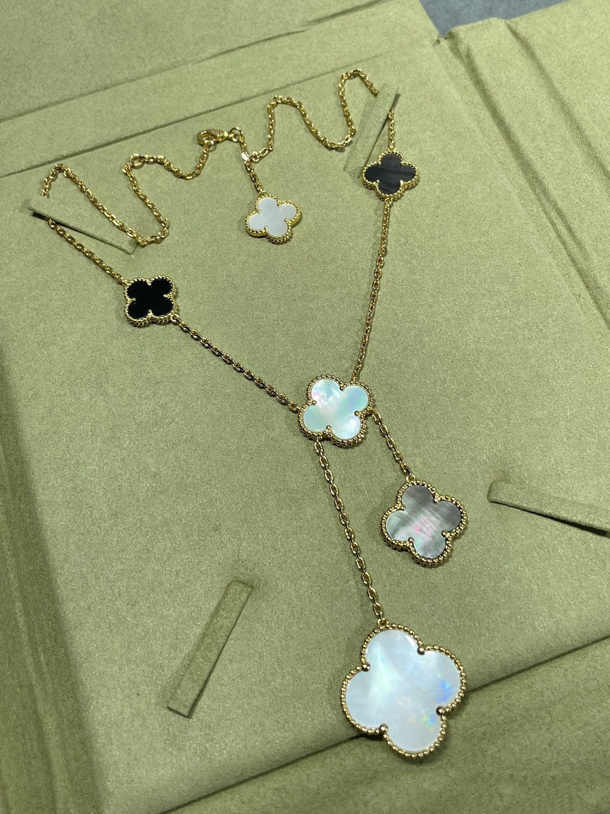 [Triumph Jewelry]CLOVER 6 MOTIF MOP ONYX GOLD NECKLACE