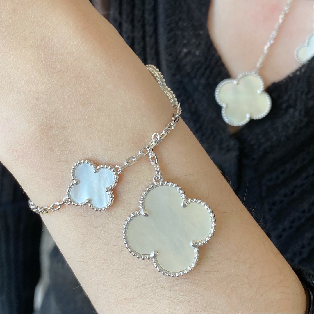 [Triumph Jewelry]CLOVER 5 MOTIF WHITE MOP SILVER BRACELET