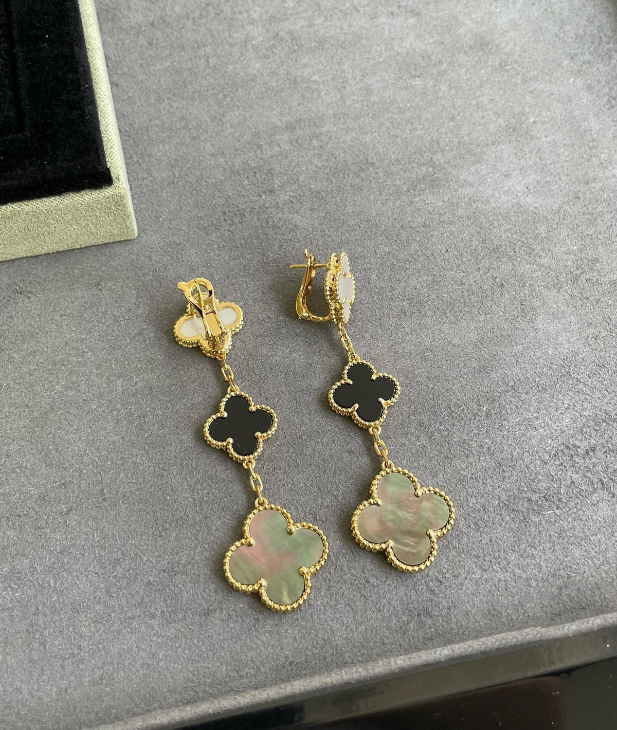 [Triumph Jewelry]CLOVER 3 MOTIF MOP ONYX DARK MOP PINK GOLD EARRINGS