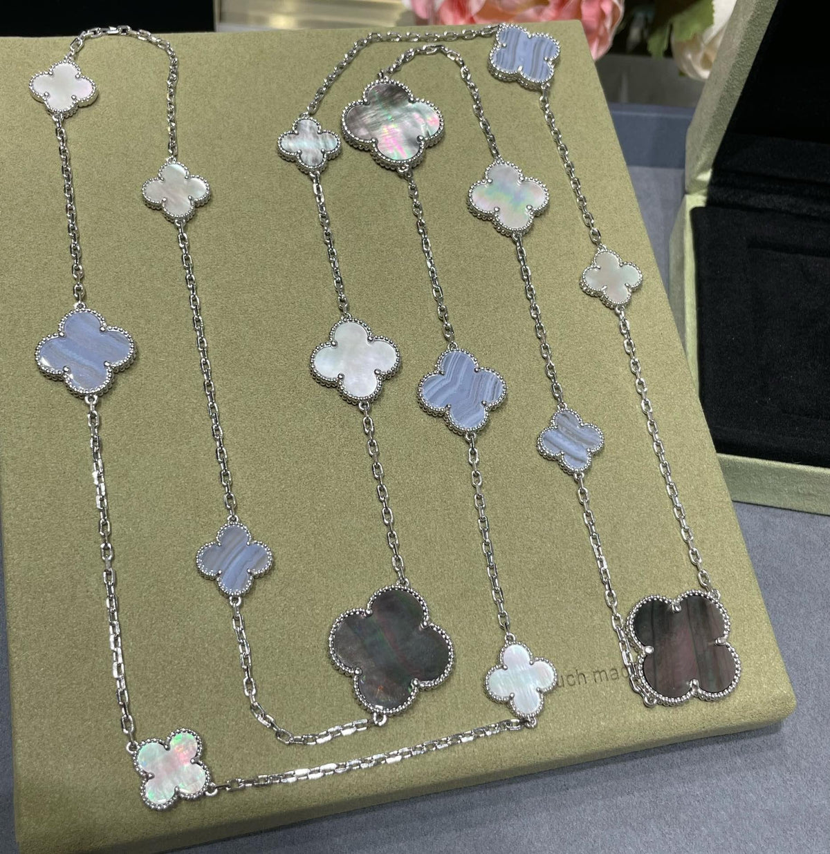 [Triumph Jewelry]CLOVER 16 MOTIF CHALCEDONY MOP SILVER NECKLACE