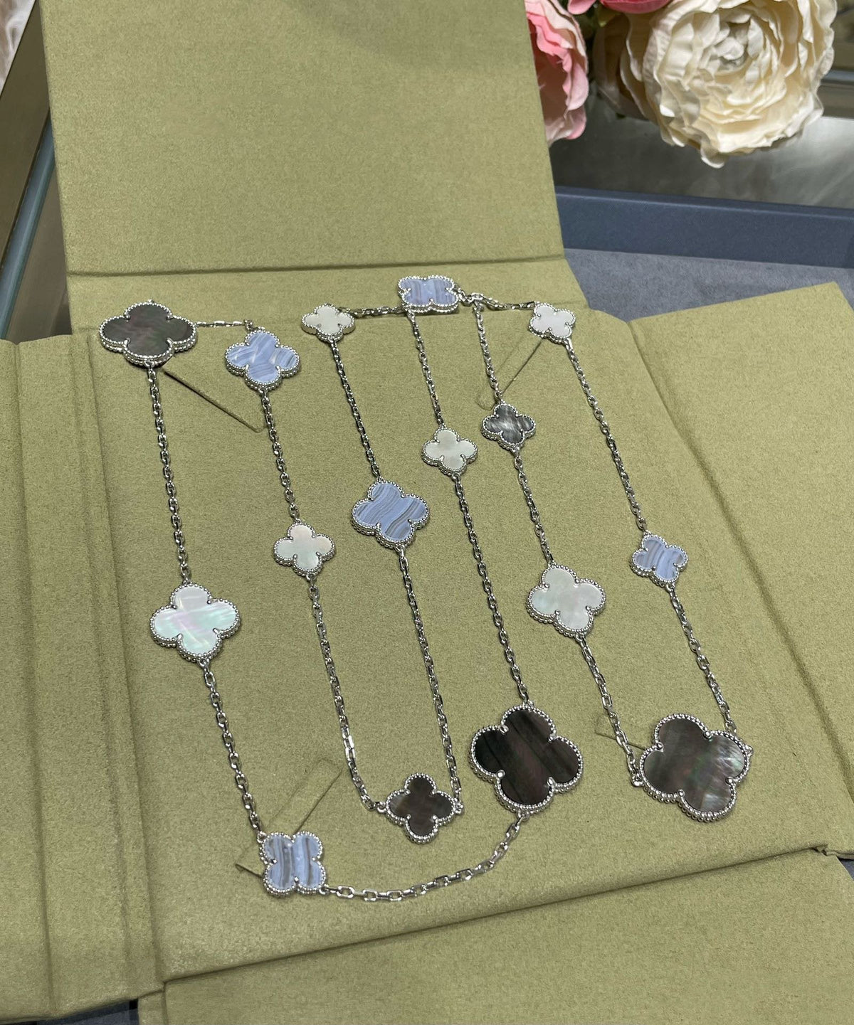 [Triumph Jewelry]CLOVER 16 MOTIF CHALCEDONY MOP SILVER NECKLACE