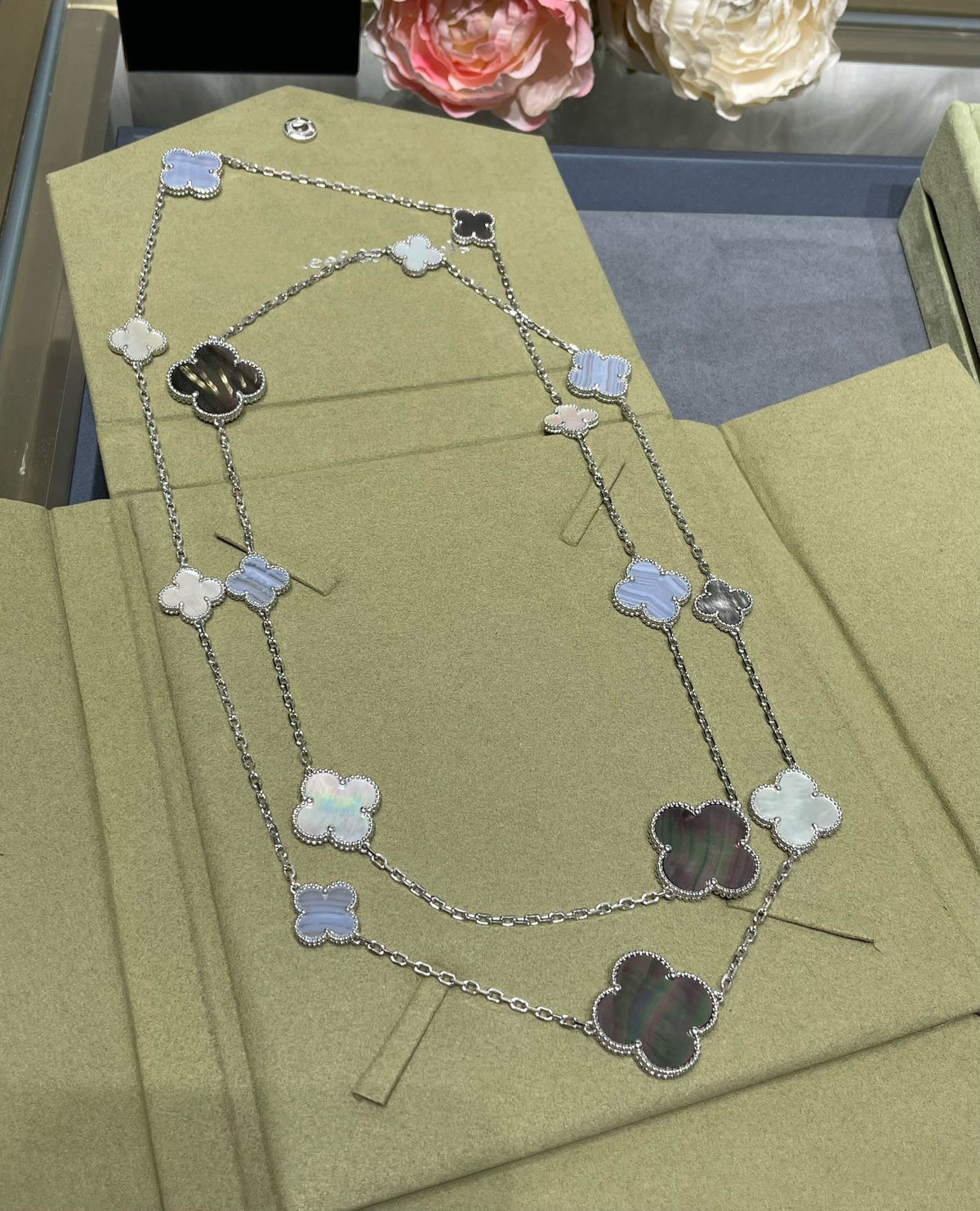[Triumph Jewelry]CLOVER 16 MOTIF CHALCEDONY MOP SILVER NECKLACE