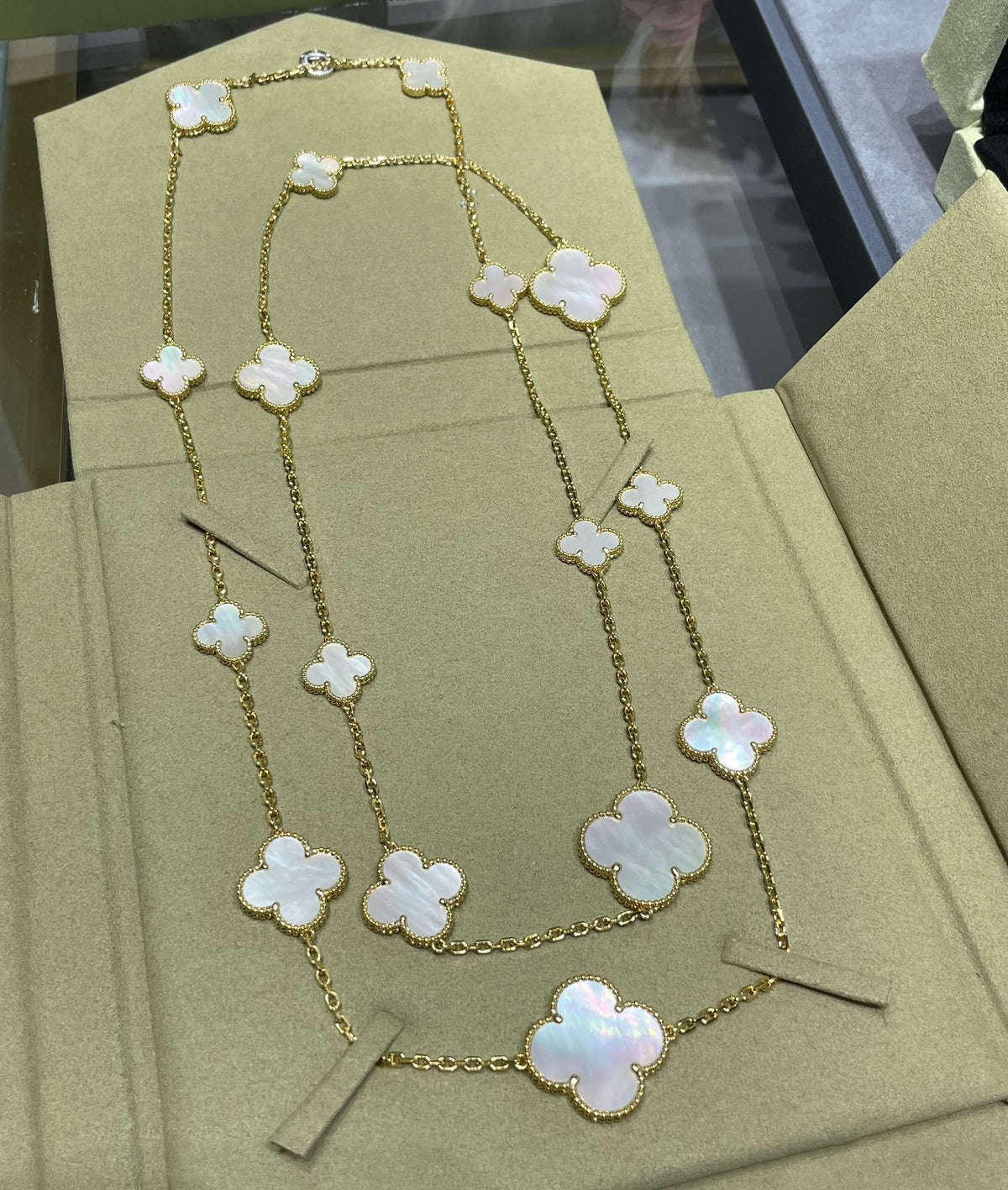 [Triumph Jewelry]CLOVER 16 MOTIF WHITE MOP GOLD NECKLACE