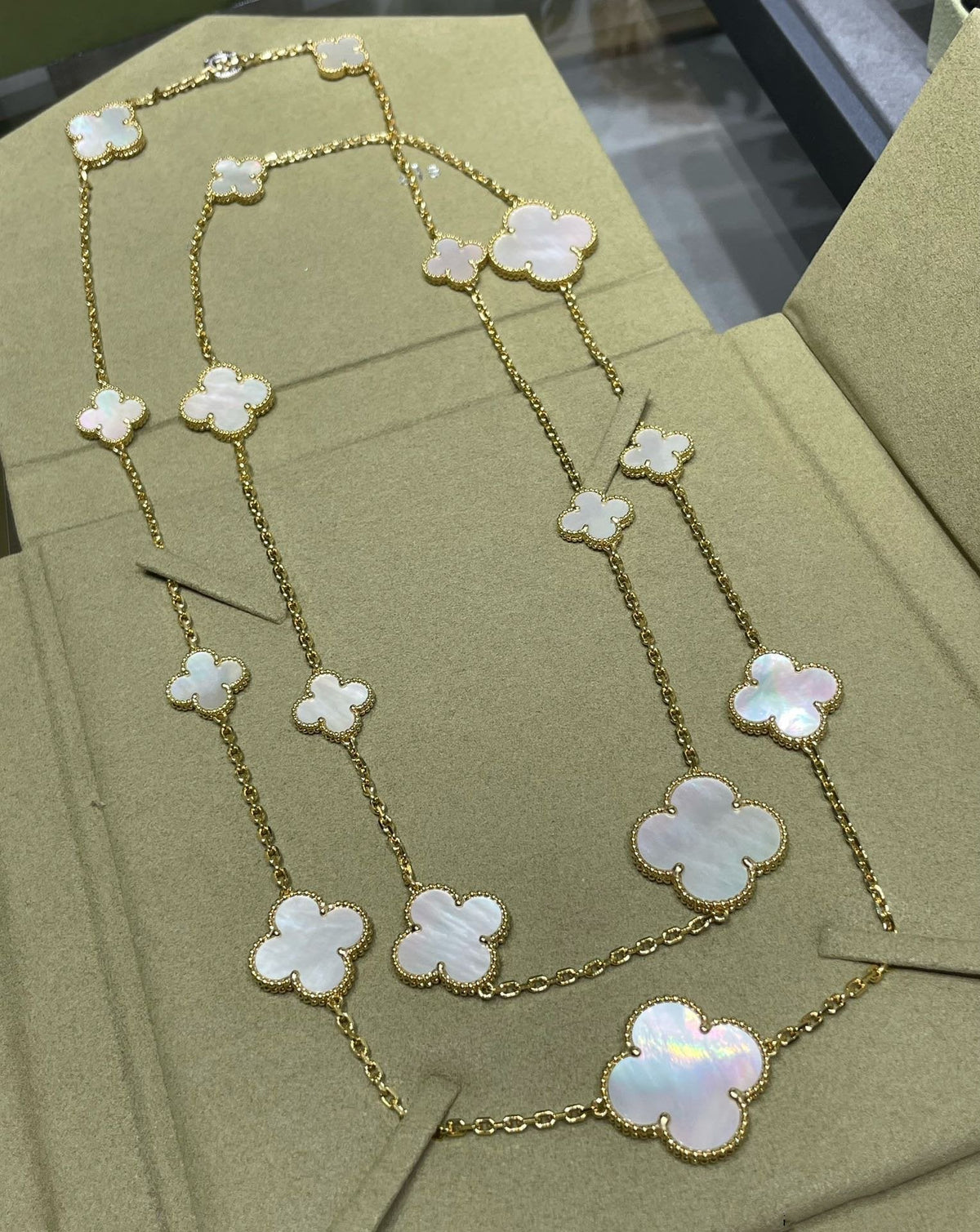 [Triumph Jewelry]CLOVER 16 MOTIF WHITE MOP GOLD NECKLACE