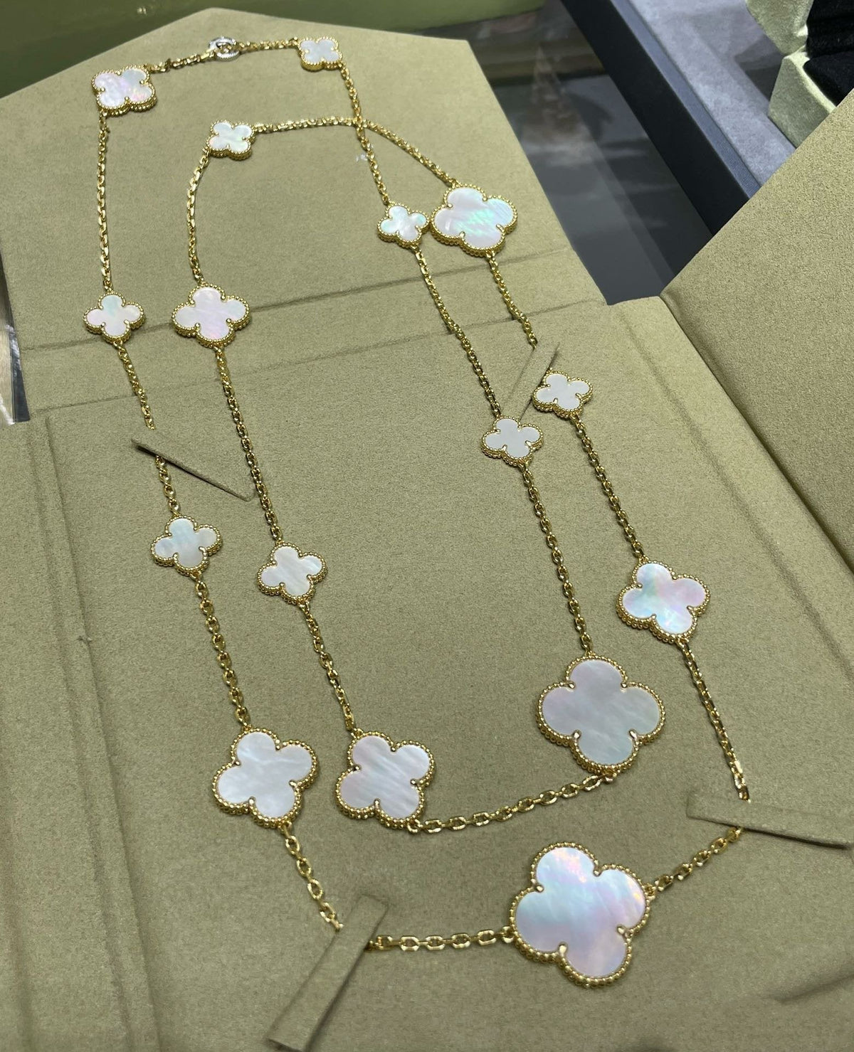 [Triumph Jewelry]CLOVER 16 MOTIF WHITE MOP GOLD NECKLACE