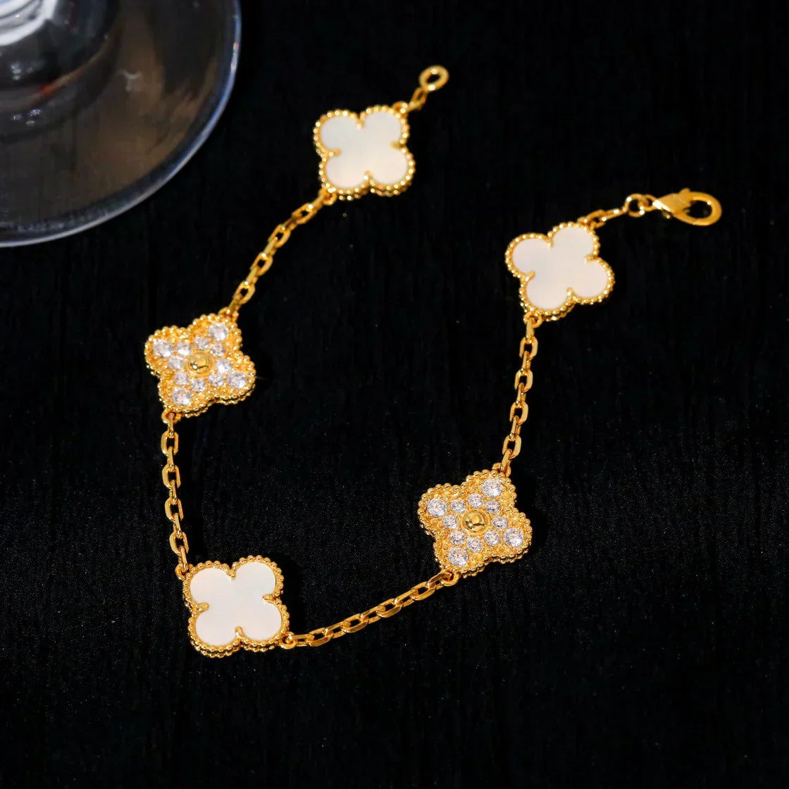[Triumph Jewelry]CLOVER WHITE PEARL MOP 5 MOTIF BRACELET COLLECTION